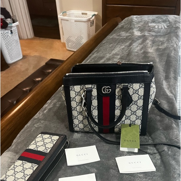 Gucci crossbody bag and wallet - Picture 1 of 4